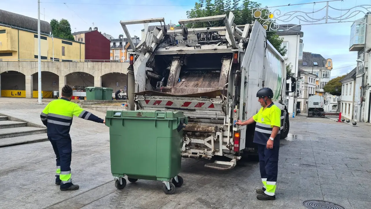 Dos operarios recogen la basura en Vilalba en foto de archivo. AEP