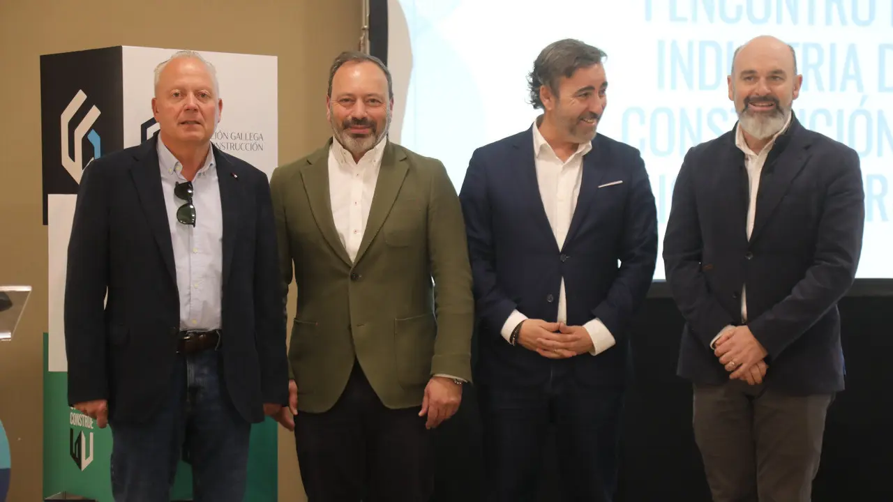 Los presidentes de las patronales de la construcción de Lugo, Ourense y Pontevedra con Vázquez Reino.NACHO SANTÁS (AGN)