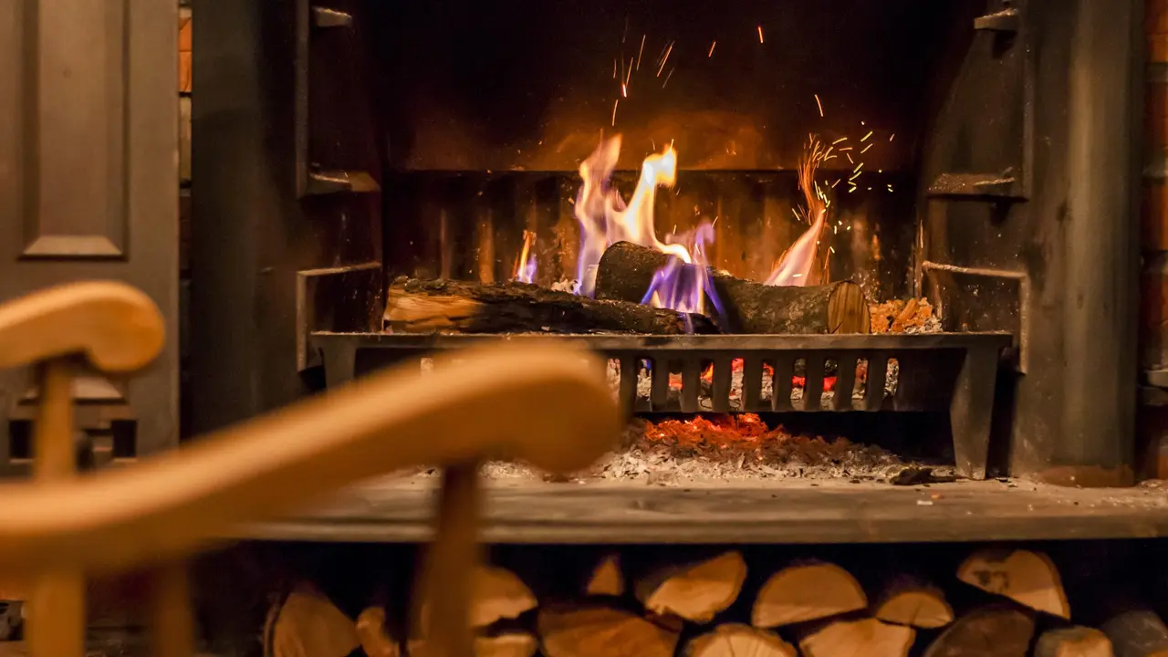 Una chimenea encendida. EP