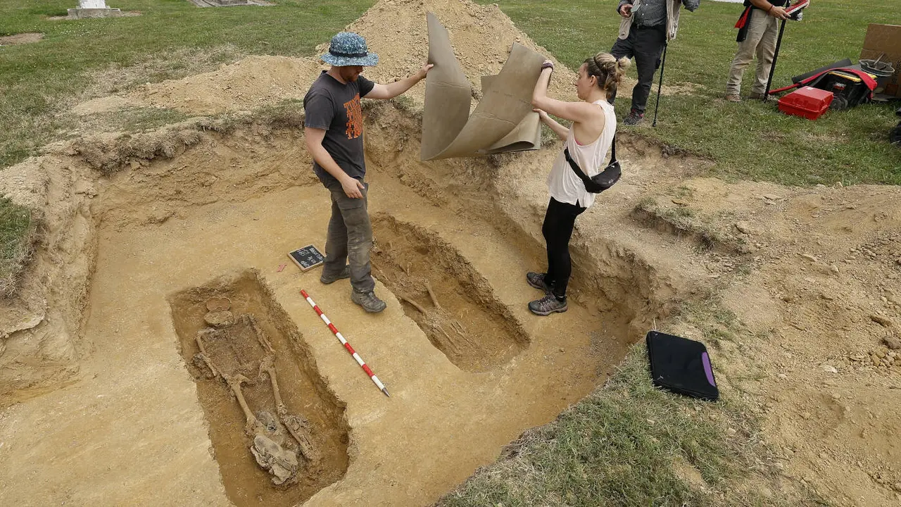 Exhumación de los cuerpos de dos represaliados de la Guerra Civil en el cementerio de Ribadeo. JM ALVEZ