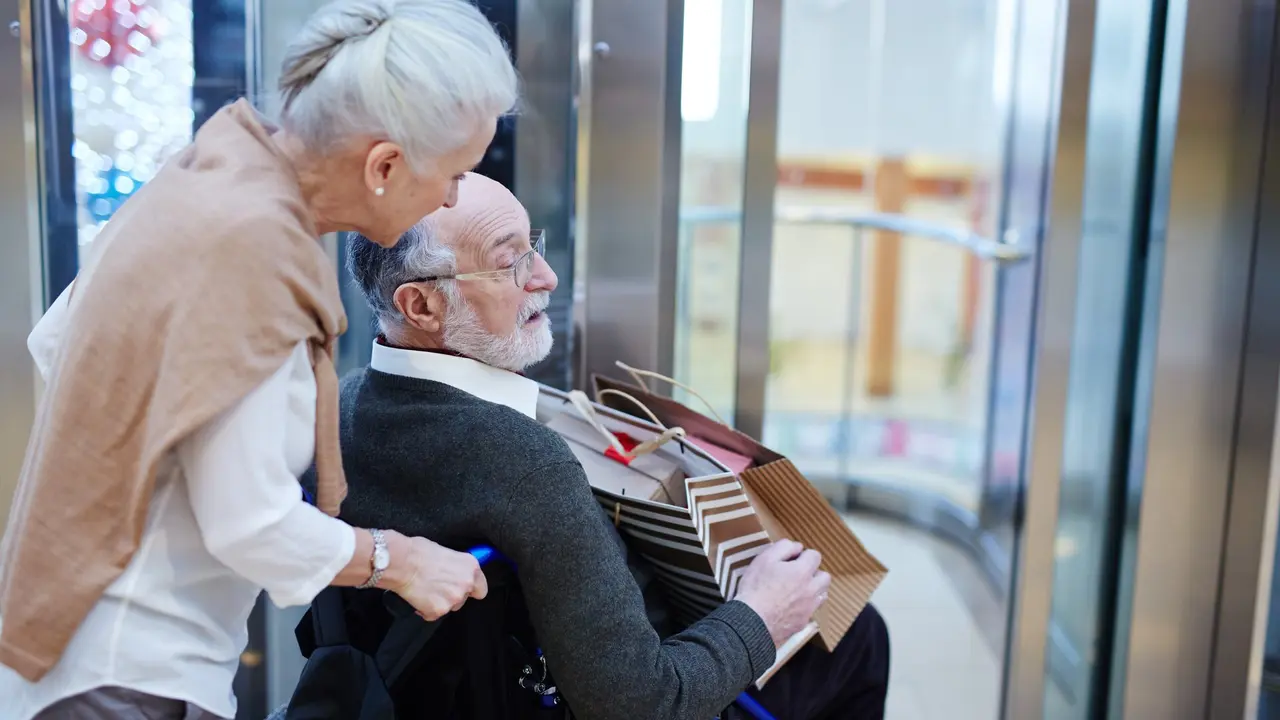 Una pareja entra en un ascensor. FREEPIK