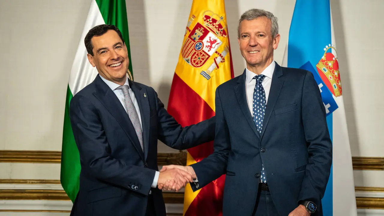 El presidente de Andalucía, Juanma Moreno, y el de Galicia, Alfonso Rueda, en su reunión de este martes en Sevilla. EP