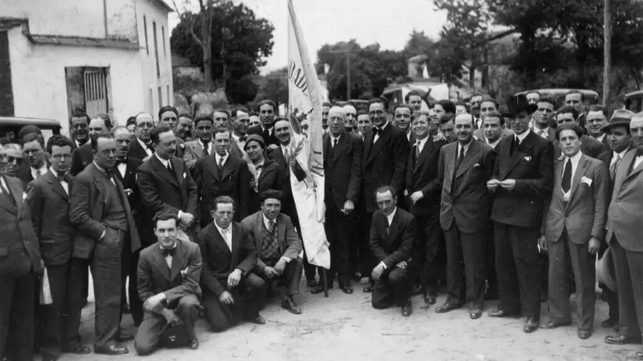 Castelao, no centro, nun acto en Lugo. AEP