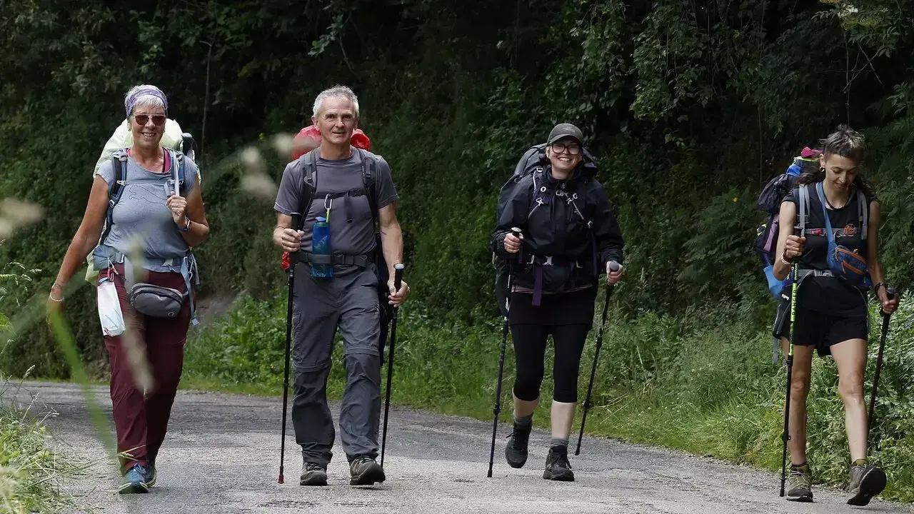 Peregrinos en el Camino Norte, en Ribadeo. JOSÉ Mª ÁLVEZ (AEP)