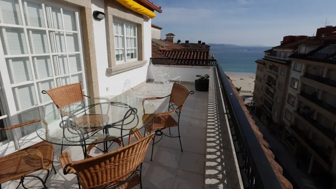 Terraza de un piso turístico en Sanxenxo. GONZALO GARCÍA