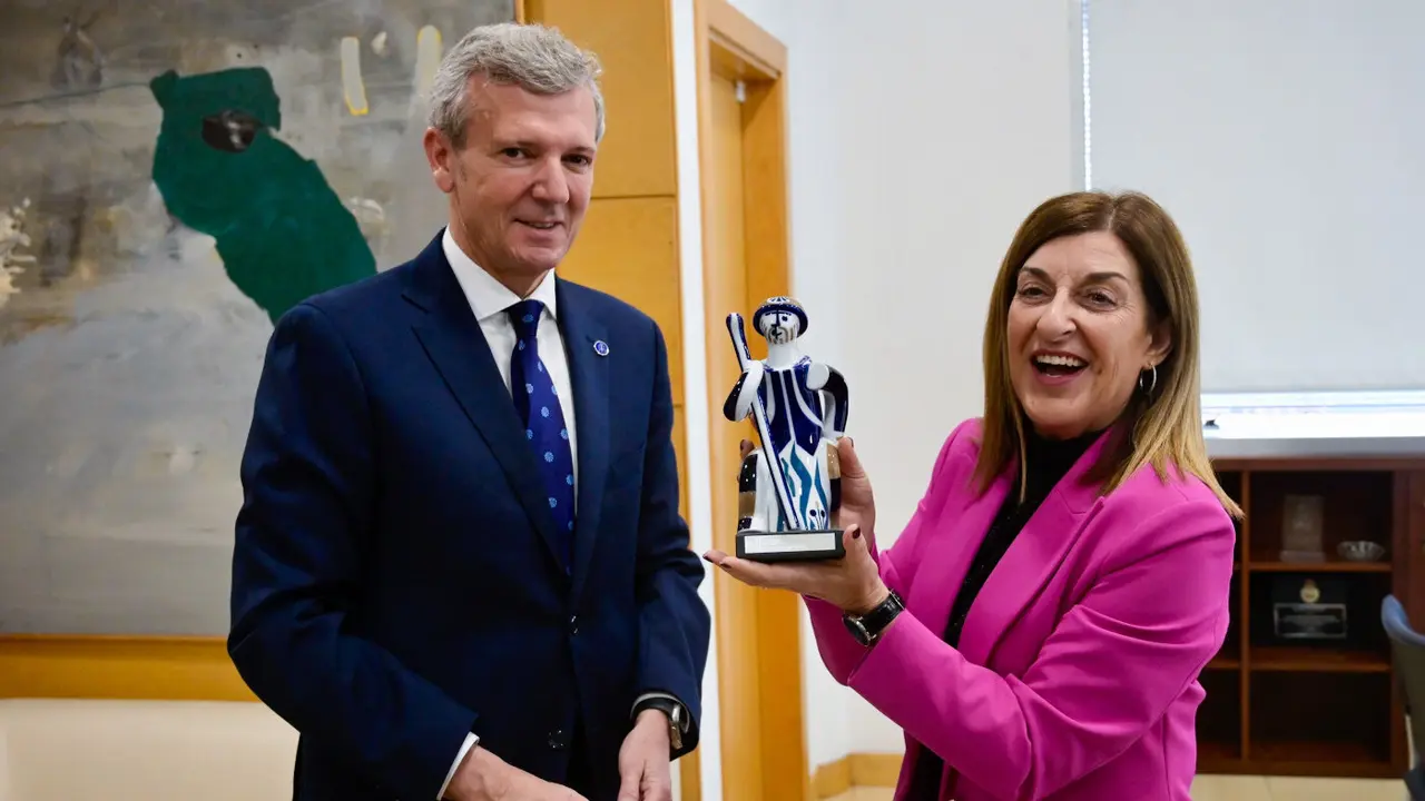 Alfonso Rueda obsequió a María José Sáenz de Buruaga con una imagen de Sargadelos. EP