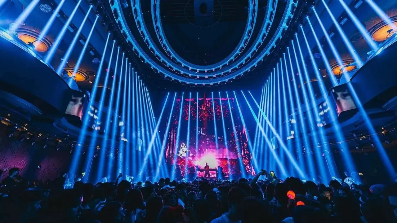 La Sala Pelícano, con su vanguardista sistema lumínico desplegado. SALA PELÍCANO