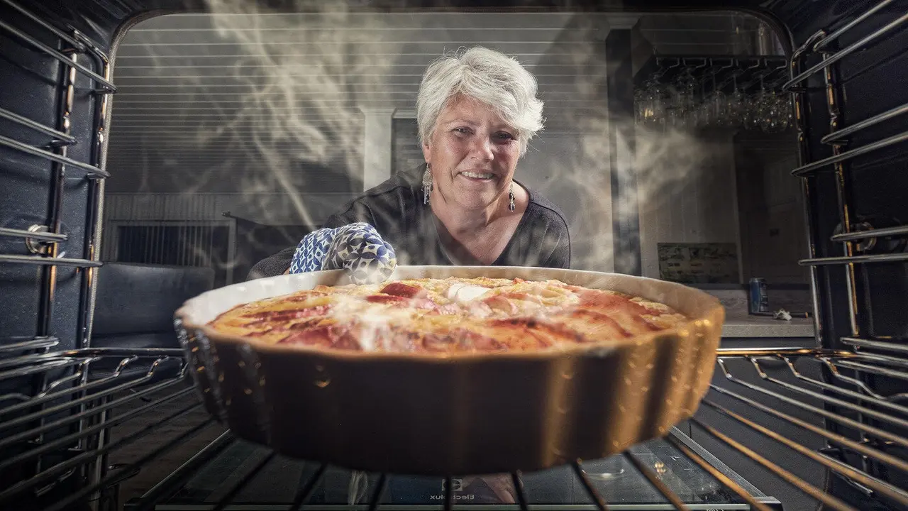 Una ama de casa retira una elaboración del horno. PIXABAY