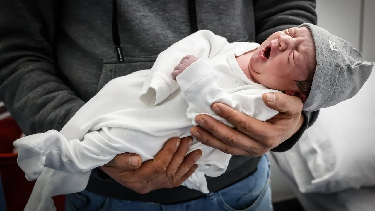 Adam, primer niño nacido en el 2025 en el hospital público de A Mariña. J.M. ALVEZ