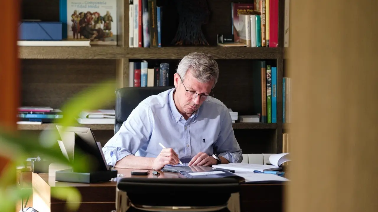 Alfonso Rueda, prepara su intervención en el debate sobre política general en su despacho en Monte Pío.EP