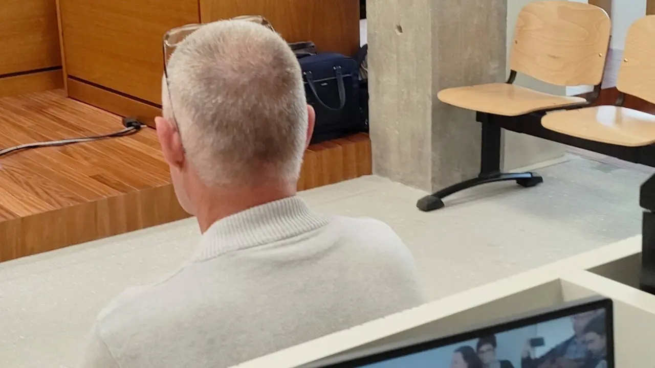 El condenado a 15 años por violar a su hijastro, durante el juicio en Vigo. E.PRESS