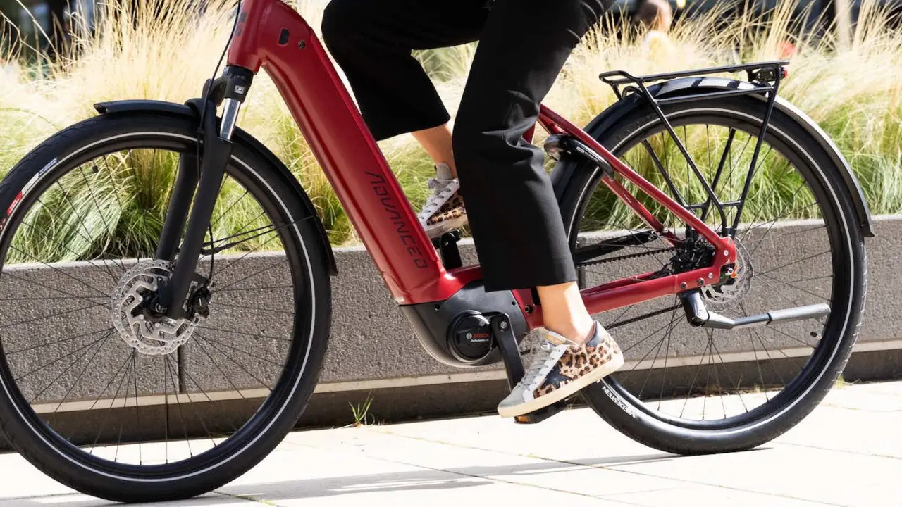 Una mujer en una bicicleta eléctrica. EP
