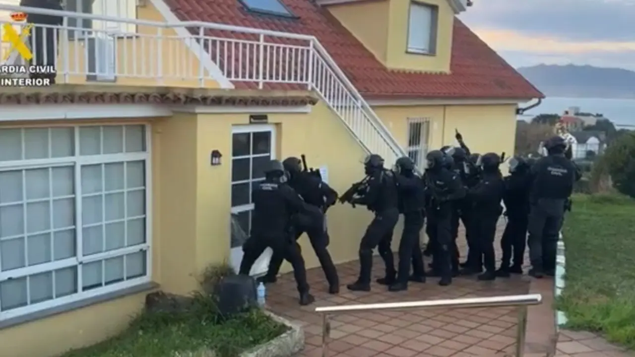 Momento de la detención de los tres individuos en Vigo. GUARDIA CIVIL
