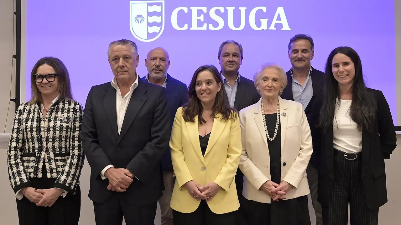 El profesor Venancio Salcines y la alcaldesa Inés Rey, con algunos de los socios. MONCHO FUENTES (AGN)