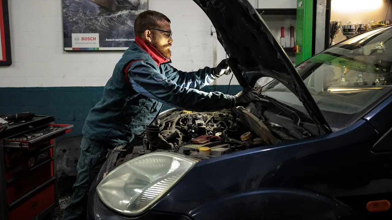 Un mecánico trabaja en su taller. AEP