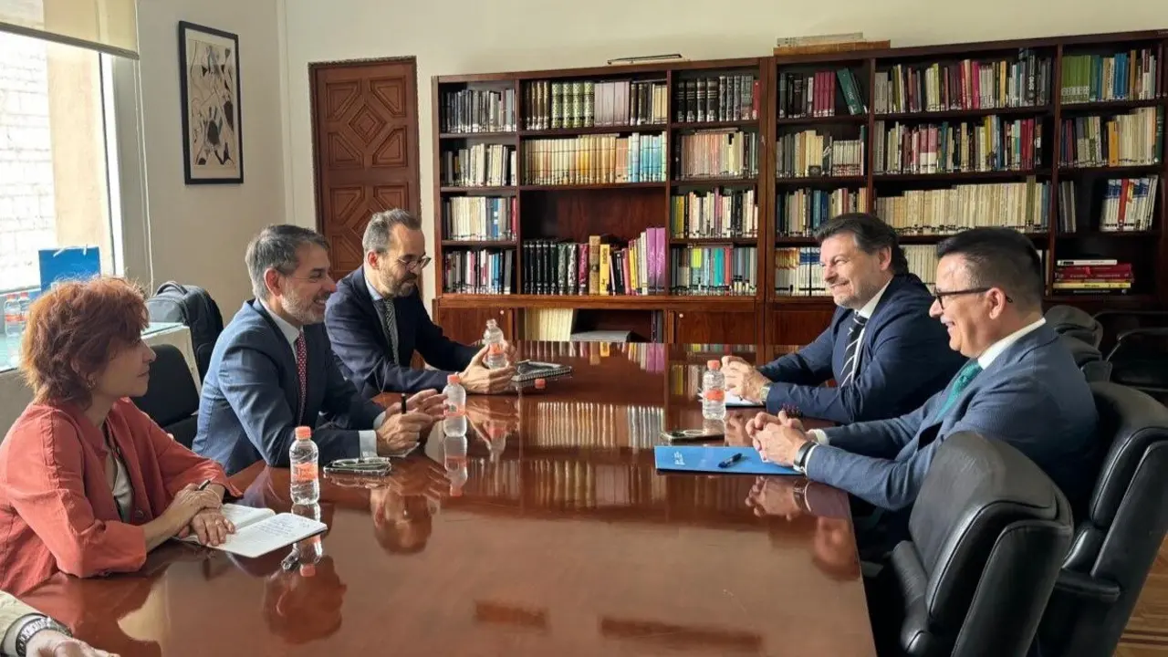 Miranda y González, a la derecha y frente al embajador español, flanqueado por dos miembros de su equipo. EP
