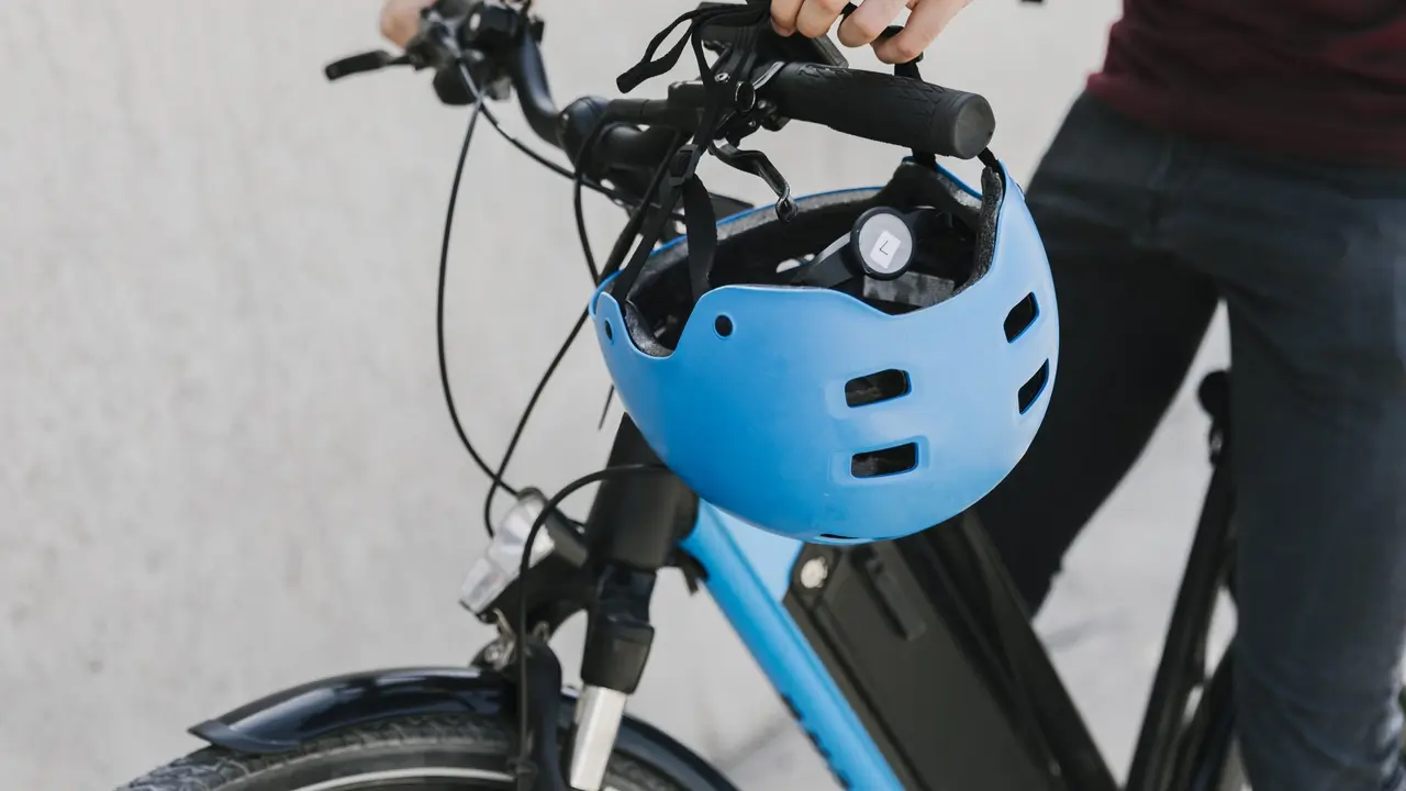 Una persona montada en una bicicleta eléctrica. FREEPIK