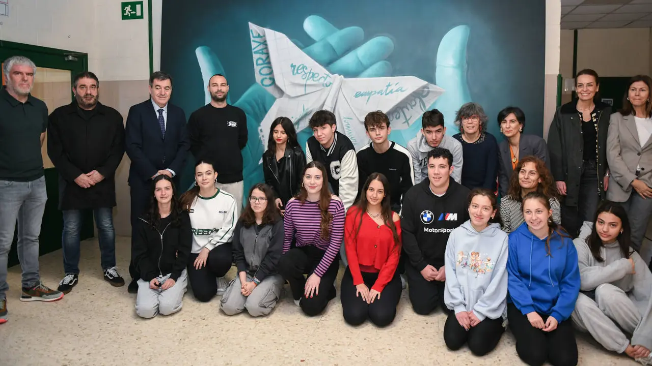 El conselleiro de Educación inauguró el mural contra el acoso escolar en el IES Arzobispo Xelmírez I de Santiago. EP