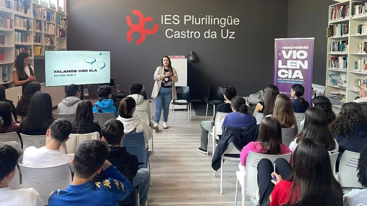 Esther Buela, en una de las charlas del programa 'O machismo é violencia con todas as letras'.EP