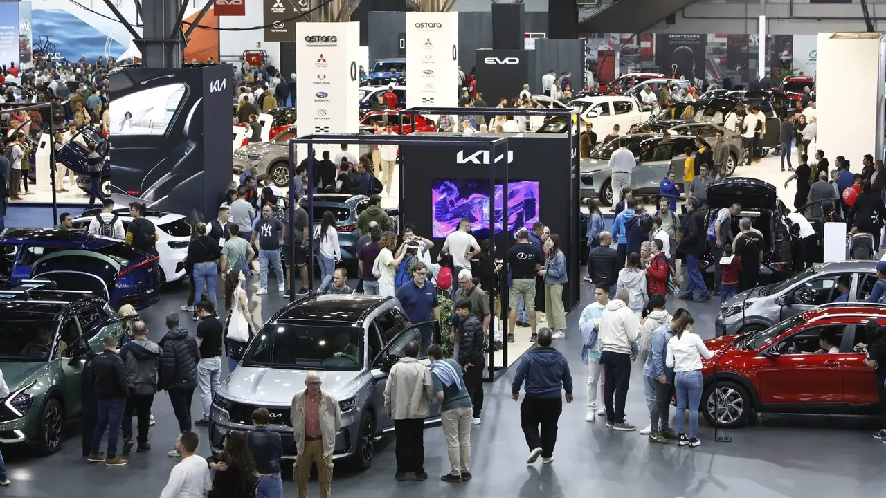 afluencia de gente en el  salon Automobile Barcelona 2023. coches, vehiculos, feria