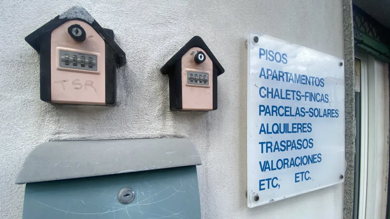 Cajas con llaves de viviendas. ARCHIVO