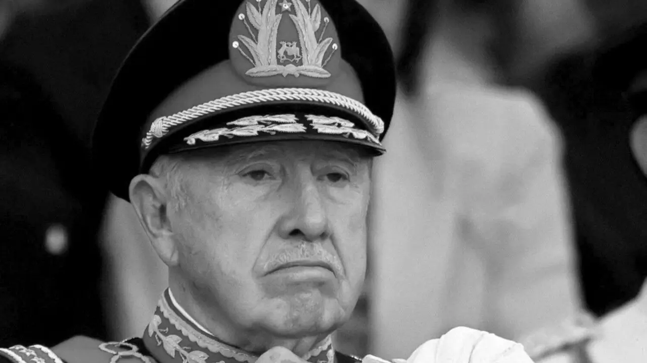 Foto de archivo del 10 de marzo de 1998 que muestra al fallecido dictador chileno Augusto Pinochet, durante una ceremonia en Santiago de Chile. EFE