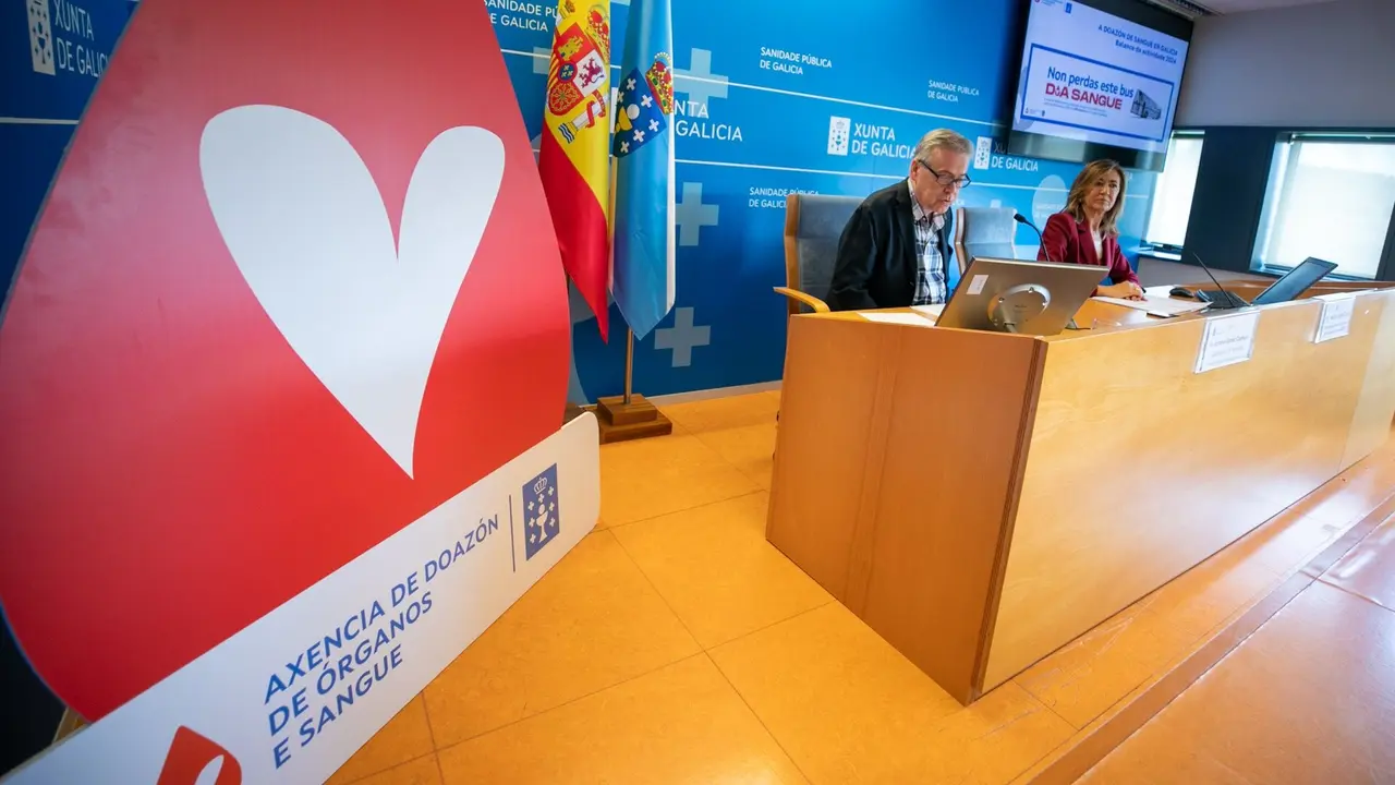 El conselleiro de Sanidade, Antonio Gómez Caamaño, y Marisa López García, directora de Ados.EP