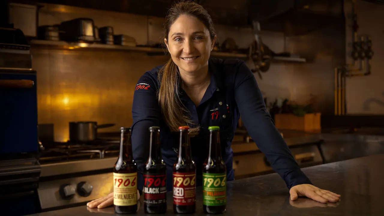 La chef Lucía Freitas, con varios productos de la gama Cervezas 1906. EP