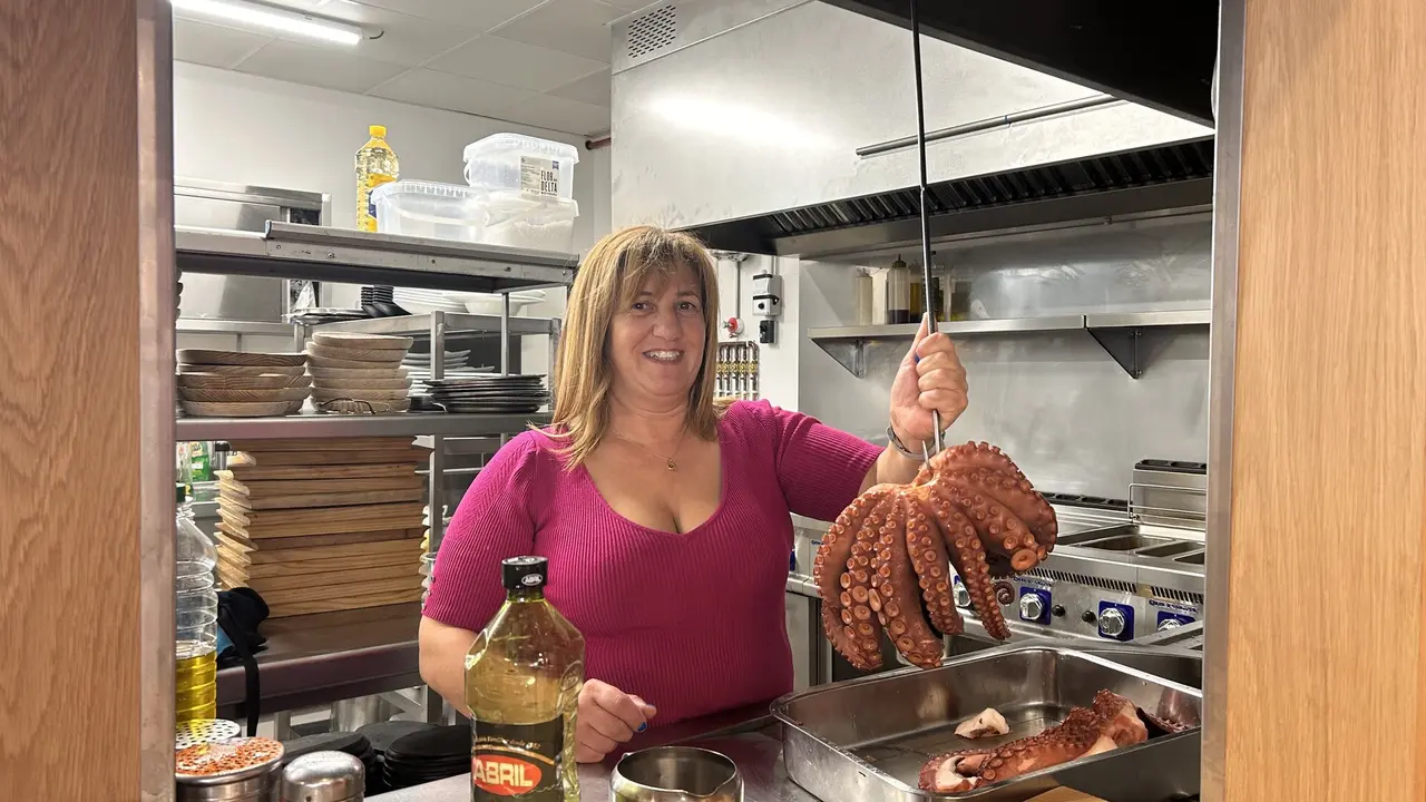 María muestra, desde la cocina de su establecimiento, un poco de pulpo antes de prepararlo para servir. EP