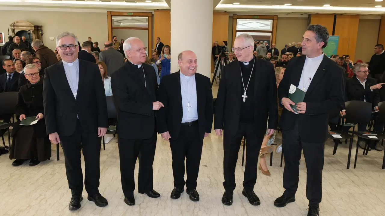 Los obispos Antonio Valín, Leonardo Lemos, Alfonso Carrasco y Fernando García flanquean al arzobispo Prieto.AGN