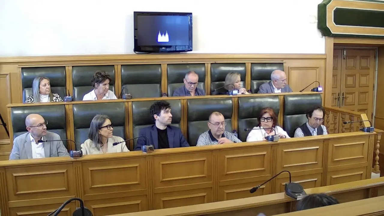 Los cuatro ediles díscolos del PSOE de Santiago, en la izquierda de la bancada, y sus dos ya excompañeros, arriba a la derecha. EP