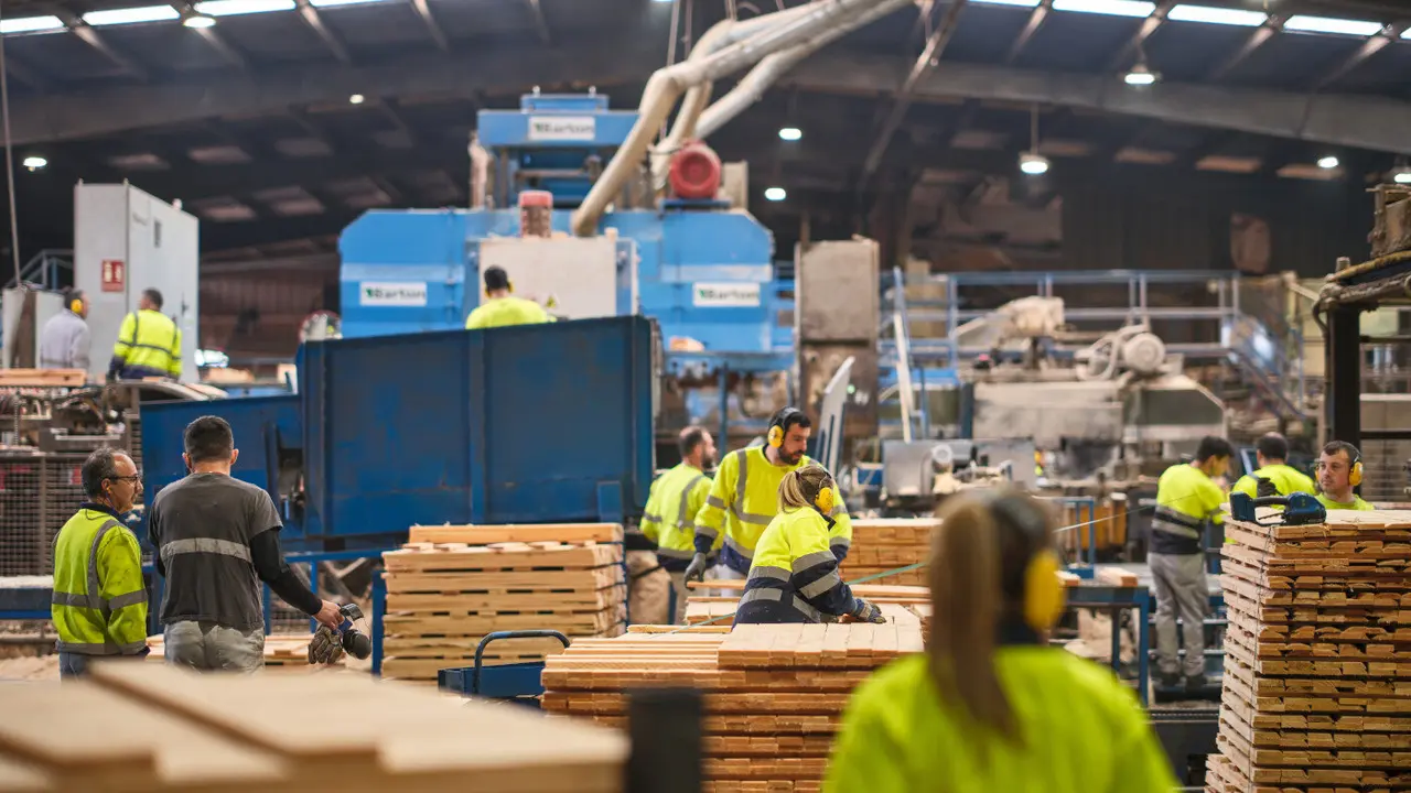 Trabajadores en un aserradero. EP