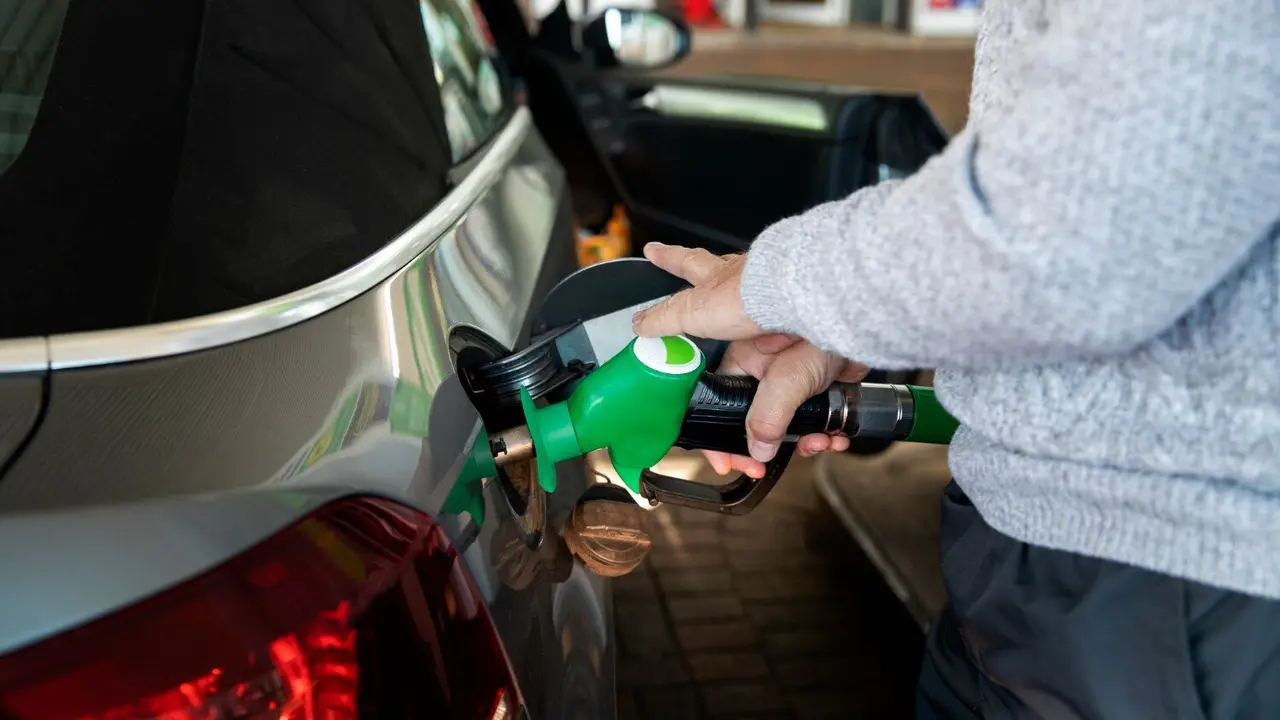 Una persona repostando en un gasolinera. FREEPIK