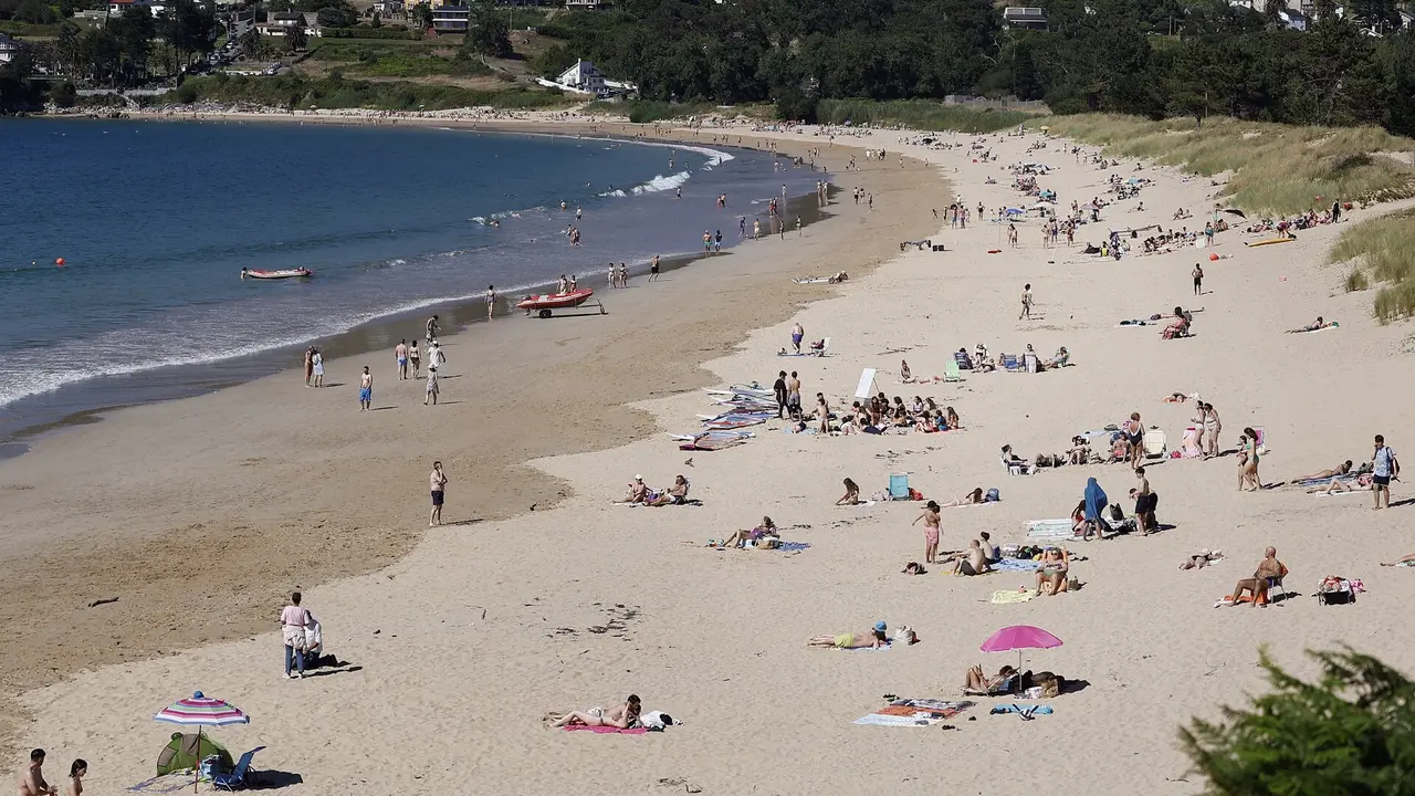 Bañistas en una playa de Viveiro.EP