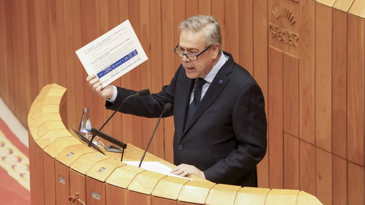 El conselleiro de Sanidade, Antonio Gómez Caamaño, en el Parlamento. XOÁN REY (EFE)