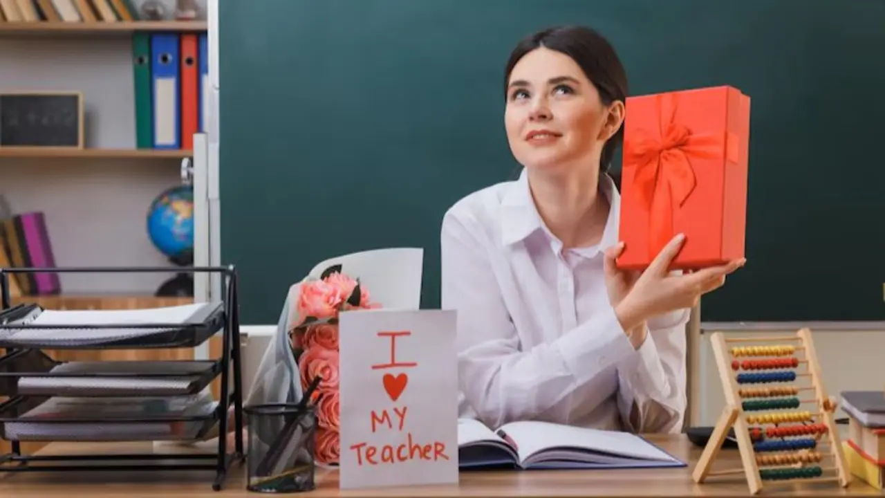 Profesora recibiendo un regalo