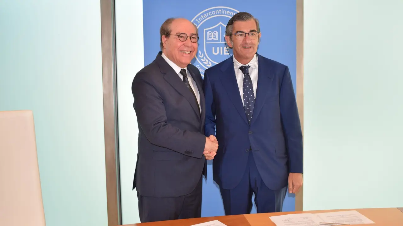 El presidente de HM Hospitales, Juan Abarca Cidón, y el rector de la Universidad Intercontinental de la Empresa, Miguel Ángel Escotet.EPjpg