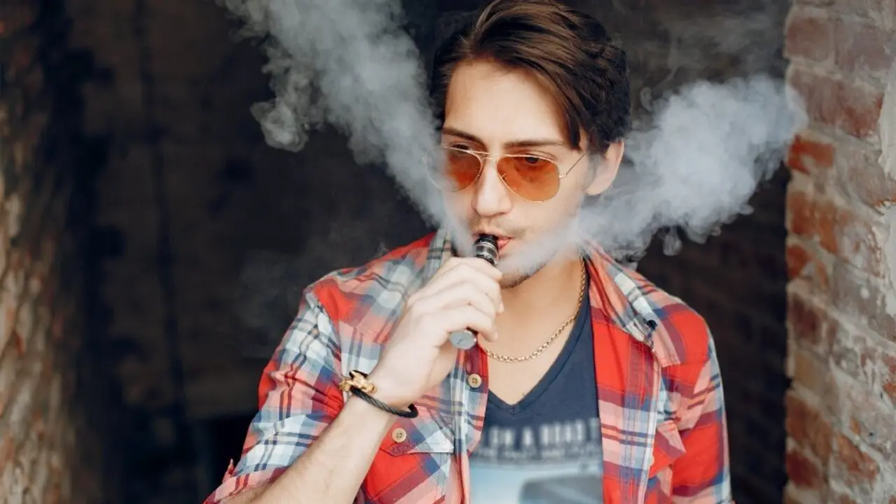 Un hombre con un vapeador.FREEPIK
