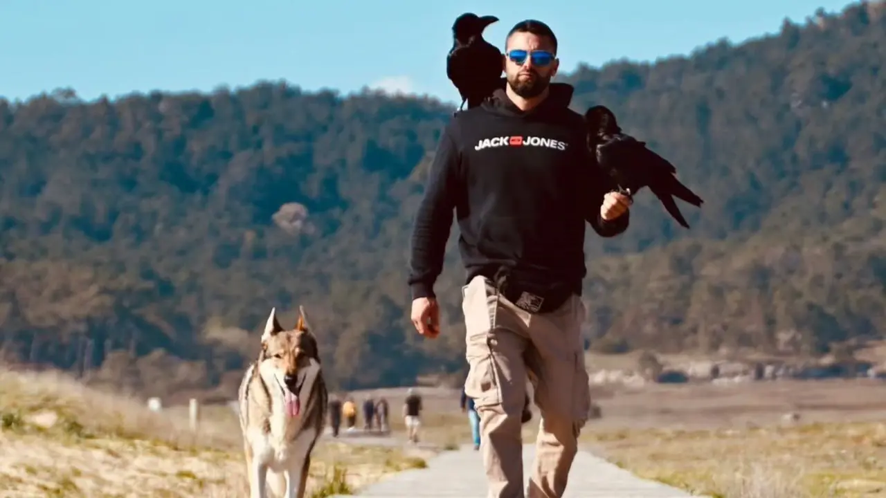 Javier Otero junto a sus inseparables compañeros. EP