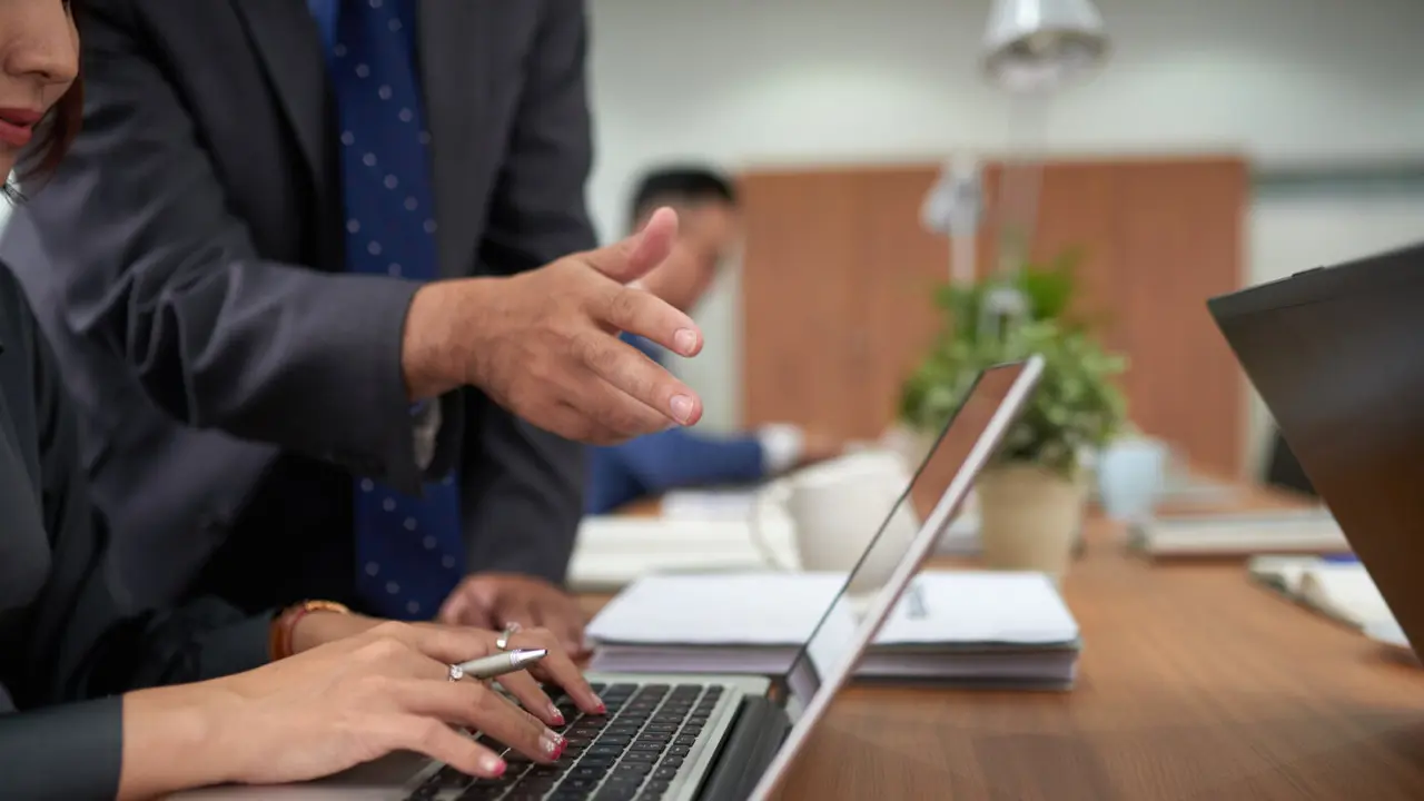 Varias personas trabajando. FREEPIK