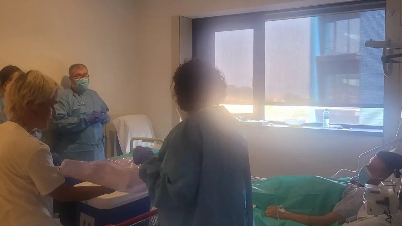 Momento en el que los sanitarios del Álvaro Cunqueiro preparan el tratamiento. SERGAS