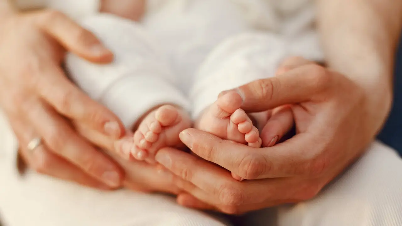 Una mujer con un bebé recién nacido. EUROPA PRESS