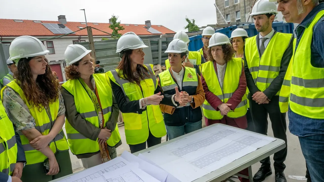 La conselleira de Vivenda, María Martínez Allegue, con la ministra del ramo, Isabel Rodríguez, y la alcaldesa de Santiago, Goretti Sanmartín. ANA VARELA