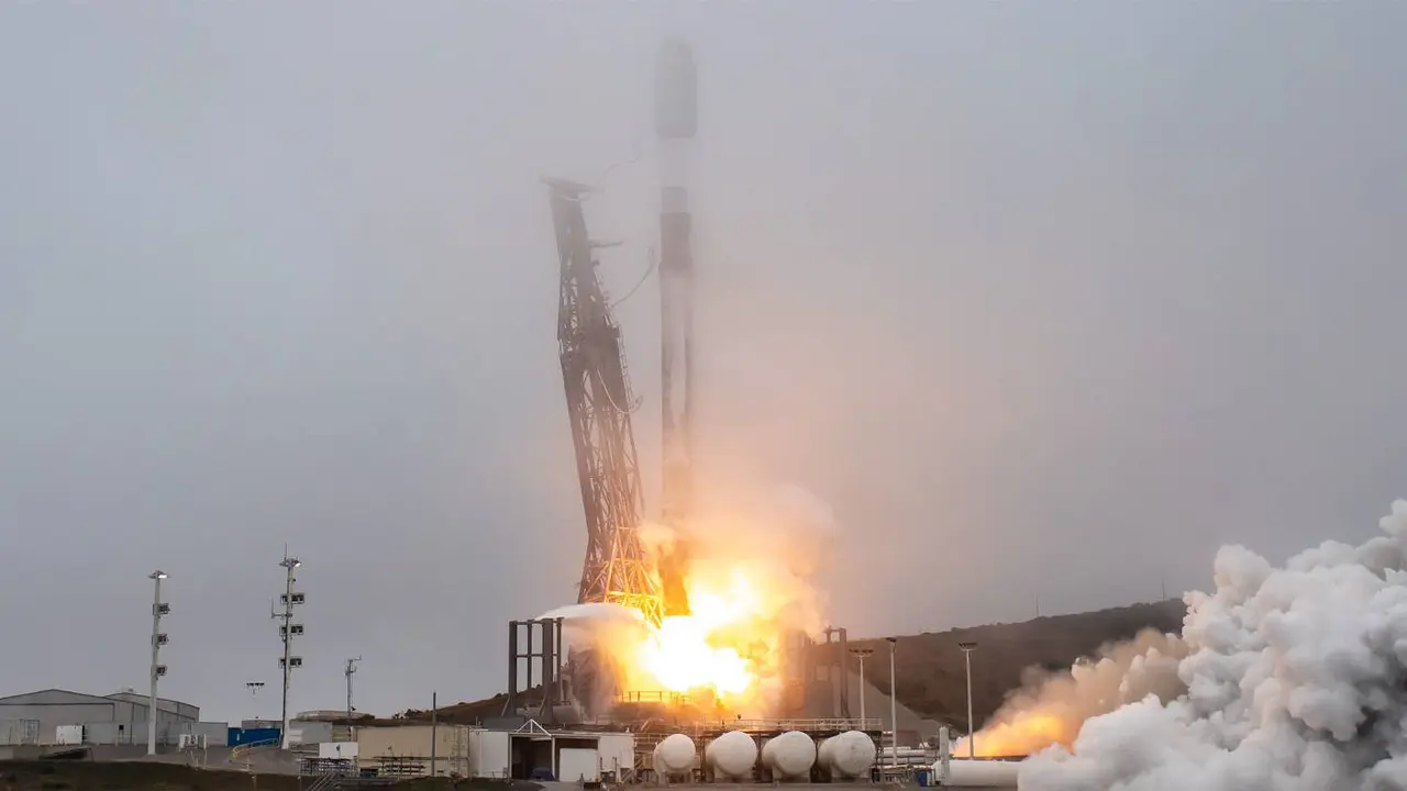 El despegue en California del cohete Falcon 9 de SpaceX que transportaba el satélite Satmar, fabricado en Galicia. EP