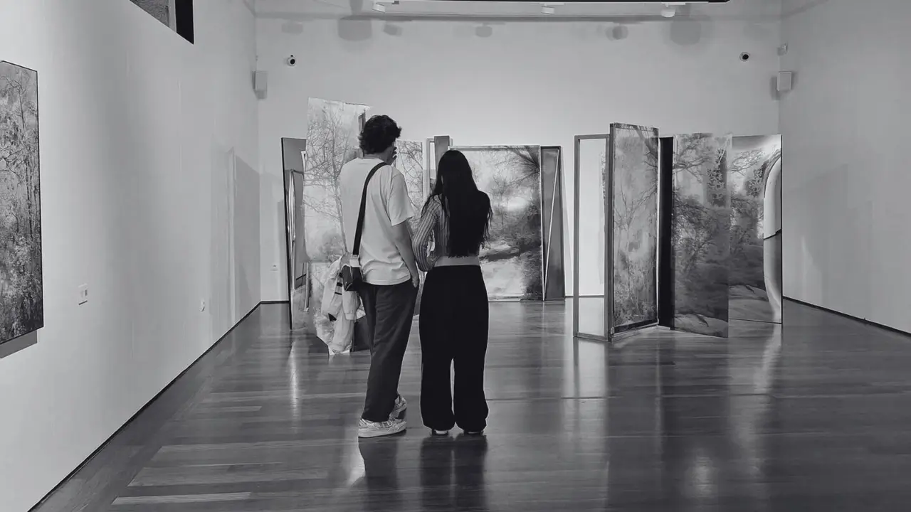 Visitantes en la muestra. EP