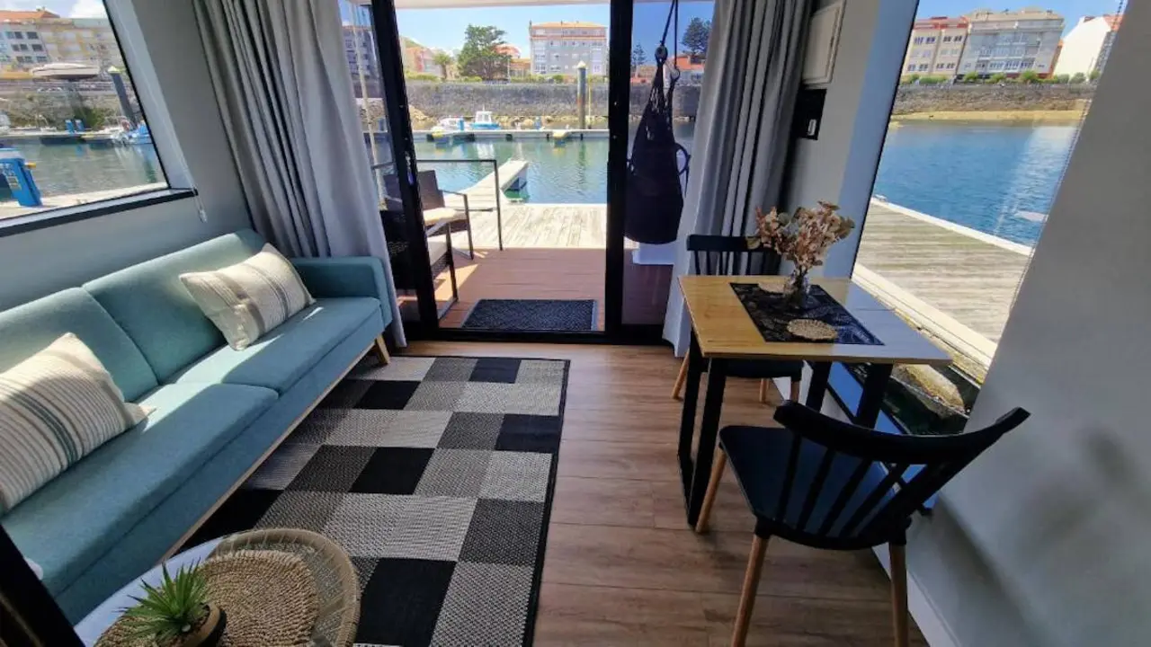 Refuxio do mar, una vivienda turística flotante en el puerto de Muxía. EP