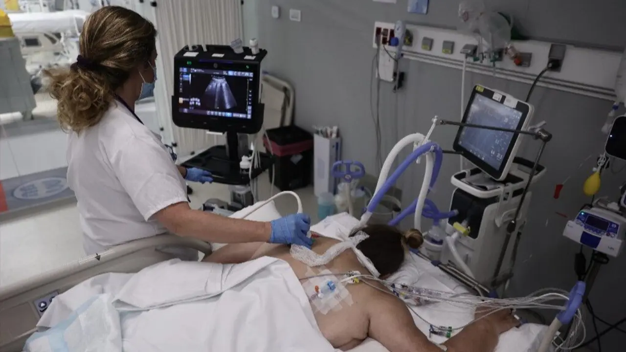 Una enfermera realiza una prueba a un paciente. EUROPA PRESS