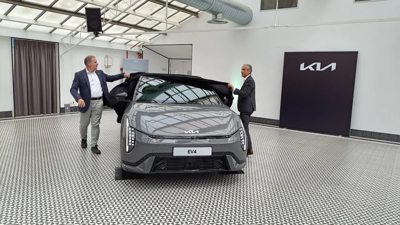 Emilio Herrera, presidente de Kia Iberia (derecha), y Eduardo Divar, director general de la compañía, desvelan el Kia EV4. A.R.