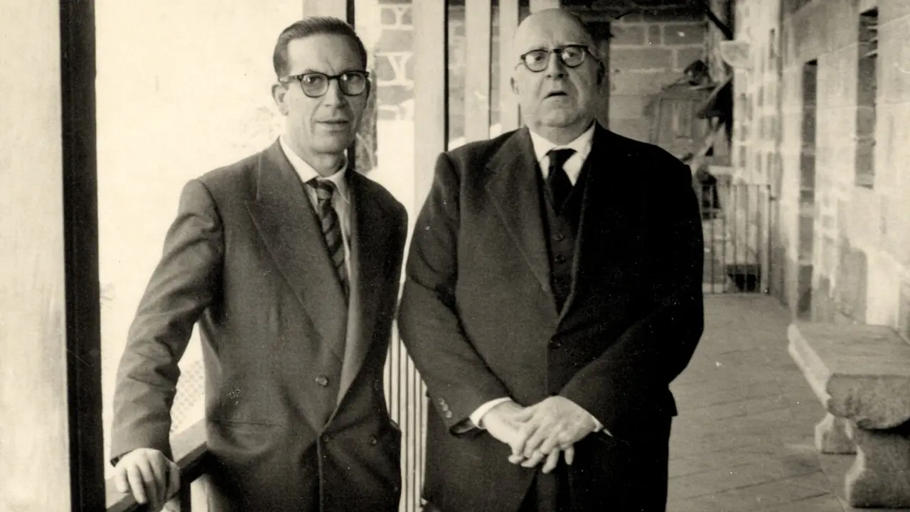 Os escritores Ramón Piñeiro e Otero Pedrayo. AEP