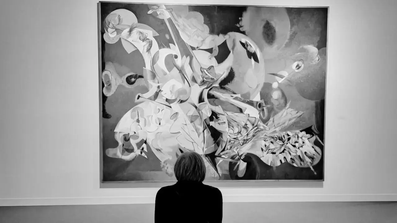 Una espectadora observa un cuadro de Rafael Úbeda. EP